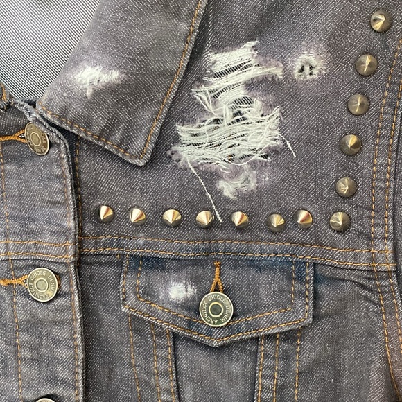 FABULOUS Hand Painted Upcycled Jean Jacket in Size Large. Distressed w/Studs. - Picture 5 of 12